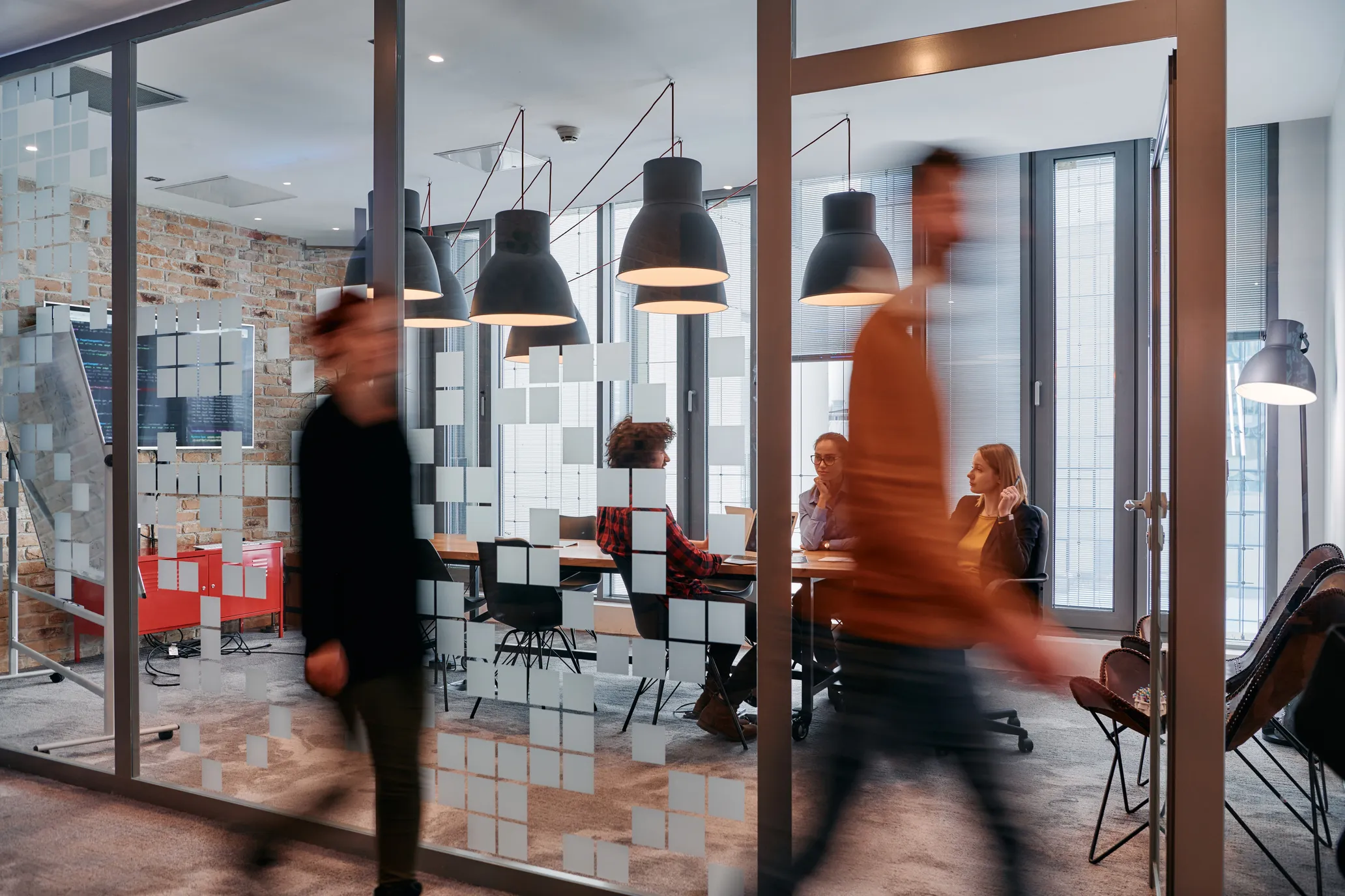 Besprechungsraum im Büro mit Glaswänden