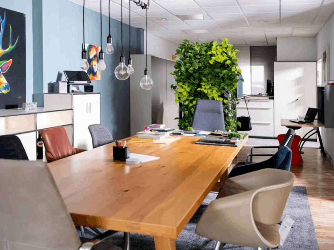 Ergonomischer Besprechungsraum mit Tageslicht